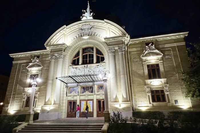 Teatrul Dramatic din Cernăuți strălucește din nou: Iluminatul exterior a fost modernizat