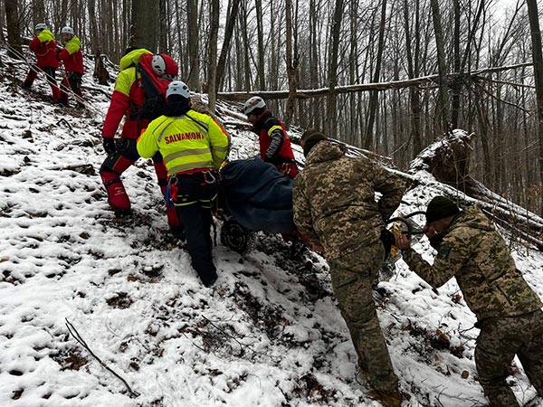 „Grănicerii din Transcarpatia și România, împreună cu medicii, au salvat un bărbat ce-și pierduse cunoștința.”