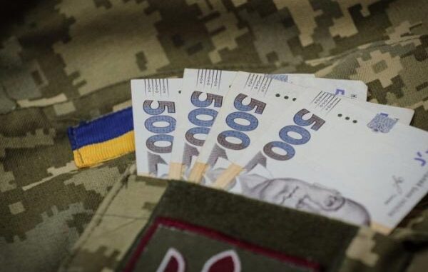 O angajată a unei unități militare din Transcarpatia este suspectată de obținerea ilegală a 250.000 de grivne.