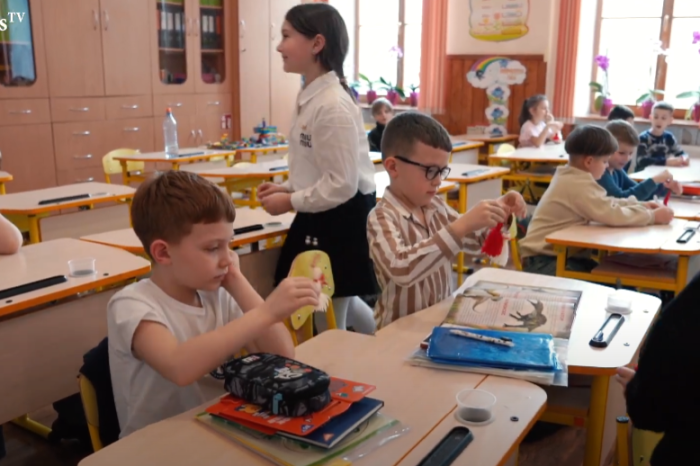 Primăvara românească în nordul Bucovinei: 900 de mărțișoare oferite de elevi din Cernăuți și parteneri din România