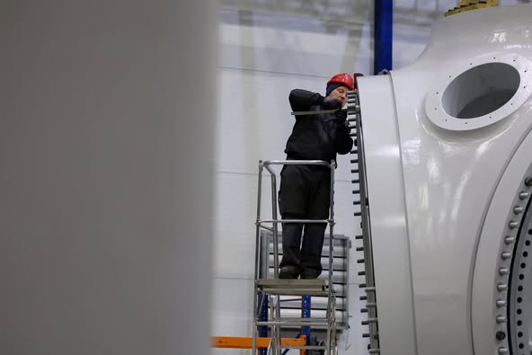 Viktor Mikita și Oleksiy Kuleba au vizitat în Transcarpatia singura unitate de producție de echipamente pentru energie eoliană