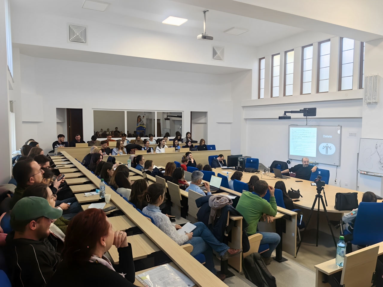 conf. univ. dr. Cristian Opariu-Dan, susținând o prelegere la USV